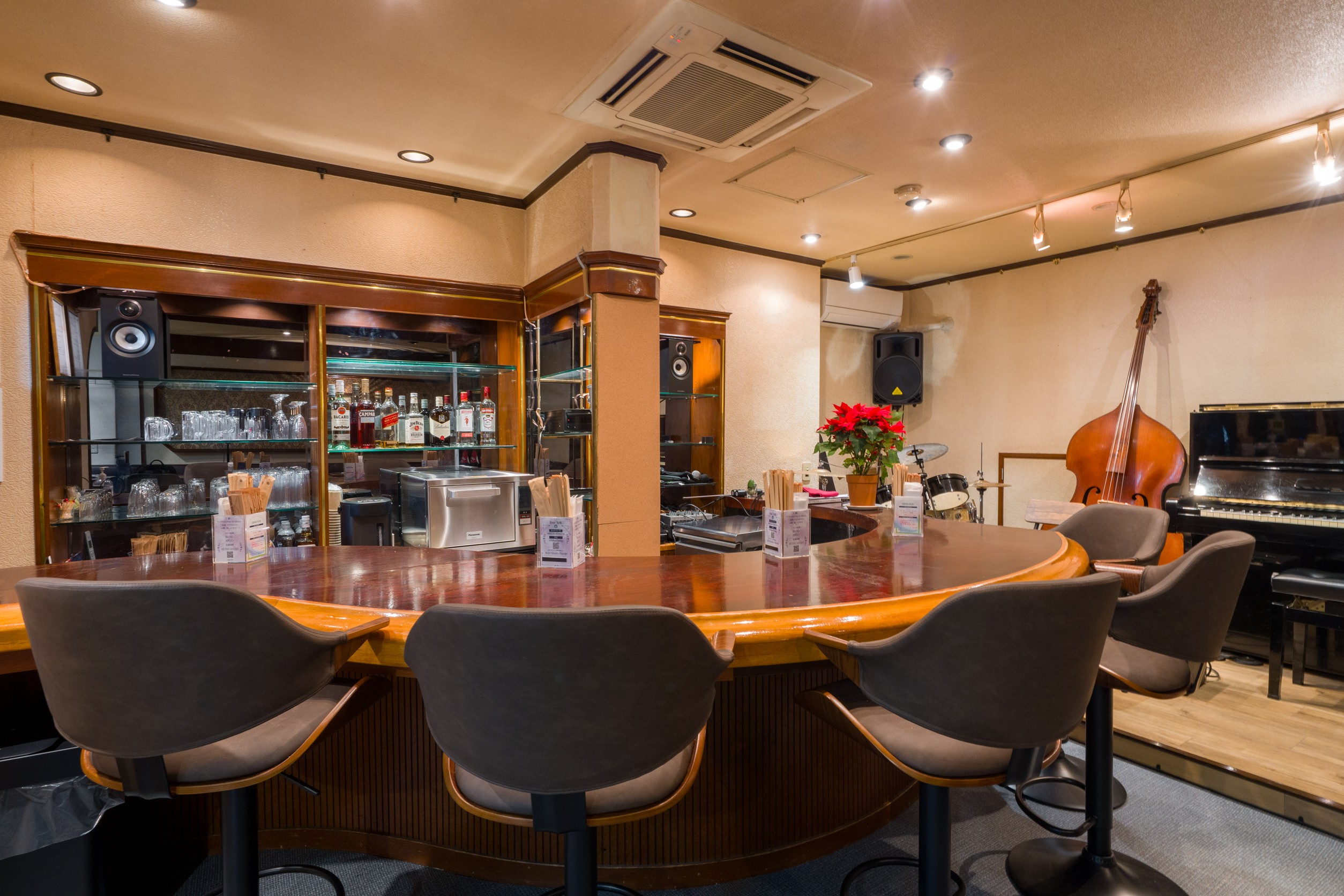 ルシヤンからLive Bar Swing Birdsへと生まれ変わりました。